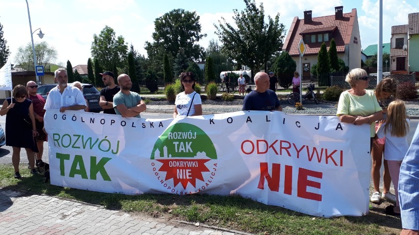 Protest Ekologów przed siedzibą kopalni KWB w Kleczewie .