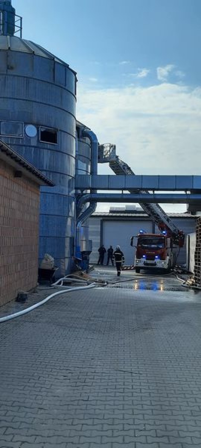 Gmina Radomsko: Pożar na terenie zakładu stolarskiego w Strzałkowie. Płonęły trociny w silosach [ZDJĘCIA]