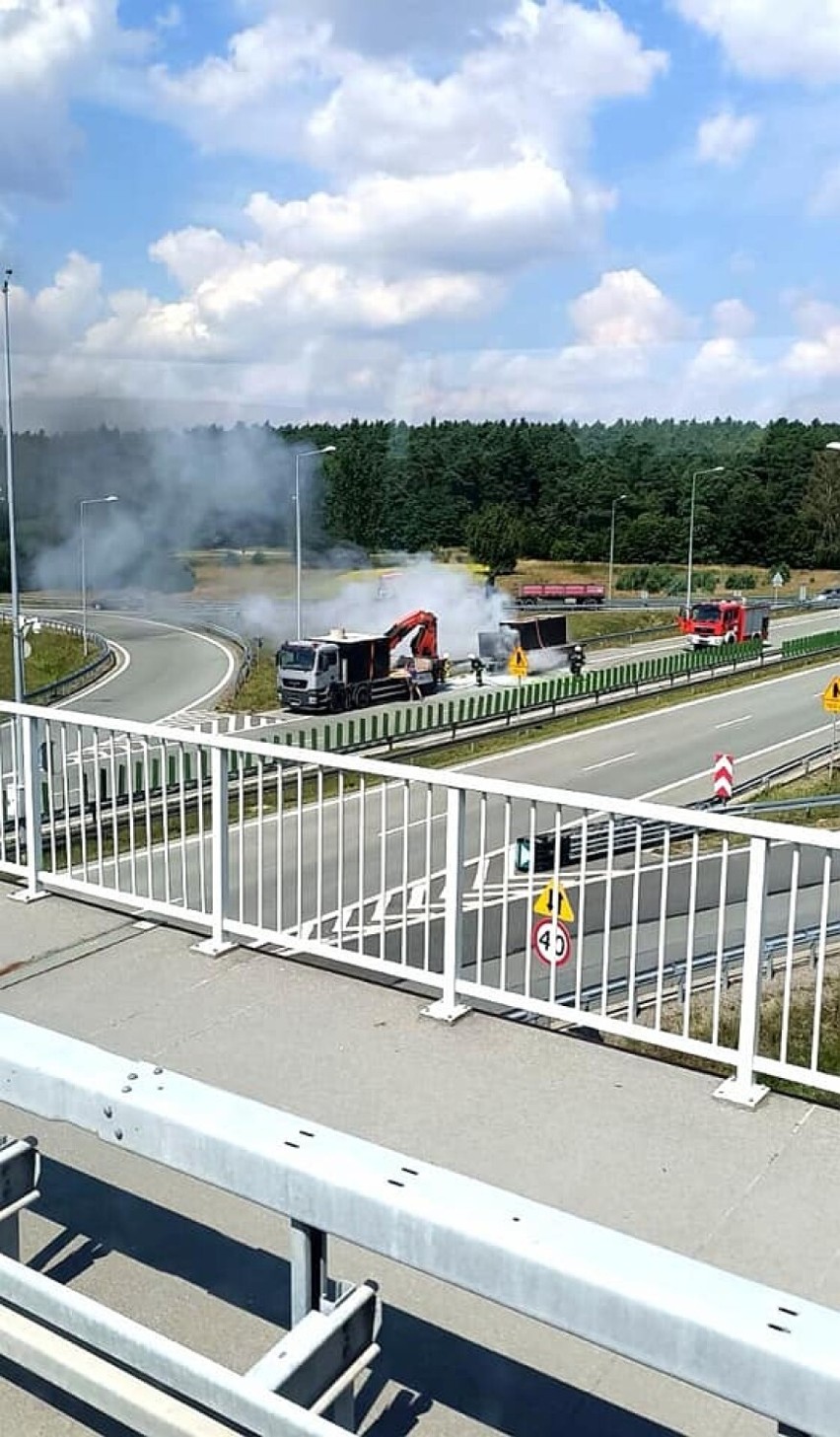 Pożar samochodu ciężarowego na S8 pod Tomaszowem Maz. Pomogli świadkowie zdarzenia