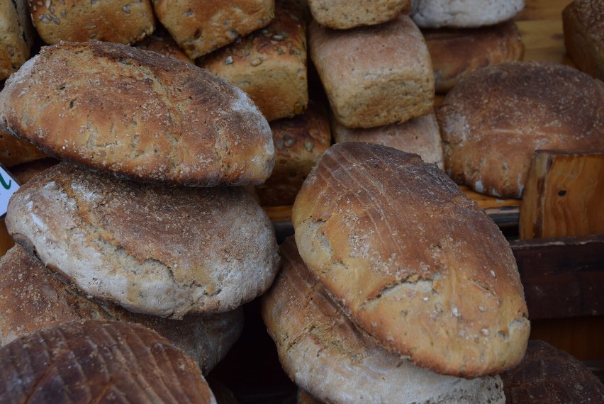Tradycyjne chleby, wędliny, sery  i mnóstwo innych pyszności na Podkarpackim Bazarku w Boguchwale [ZDJĘCIA]