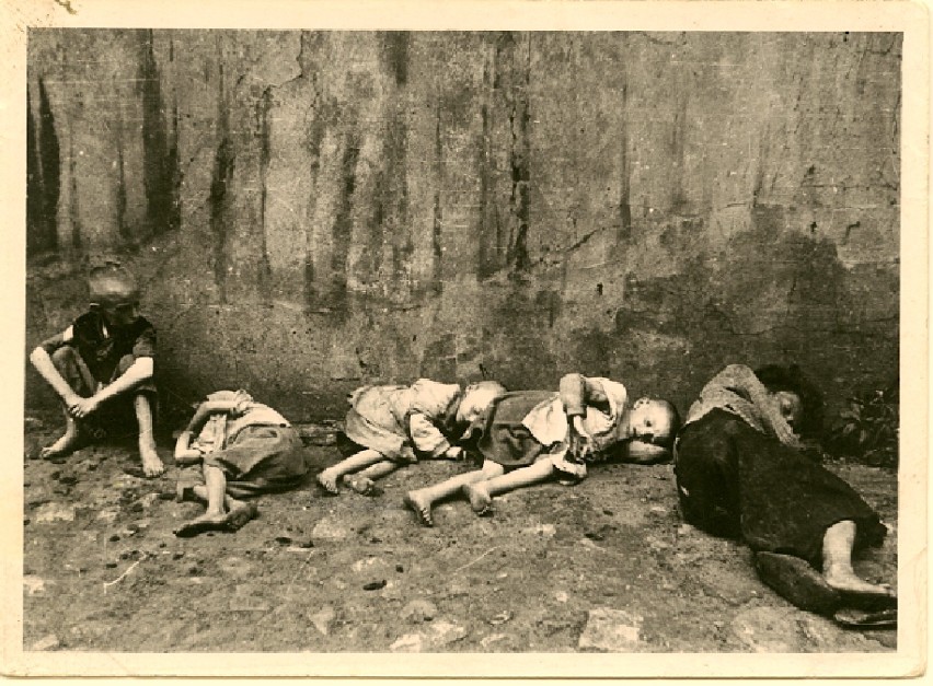 Getto - dzieci leżące pod scianą budynku