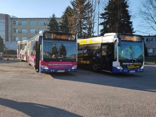 Po roku pracy przy przewożeniu uchodźców z Ukriany, wypożyczone z Paderborn autobusy wracają do tego miasta w Niemczech.