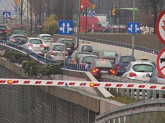 Wypadek w Katowicach : Zderzyły się dwa samochody i przed tunelem jest korek