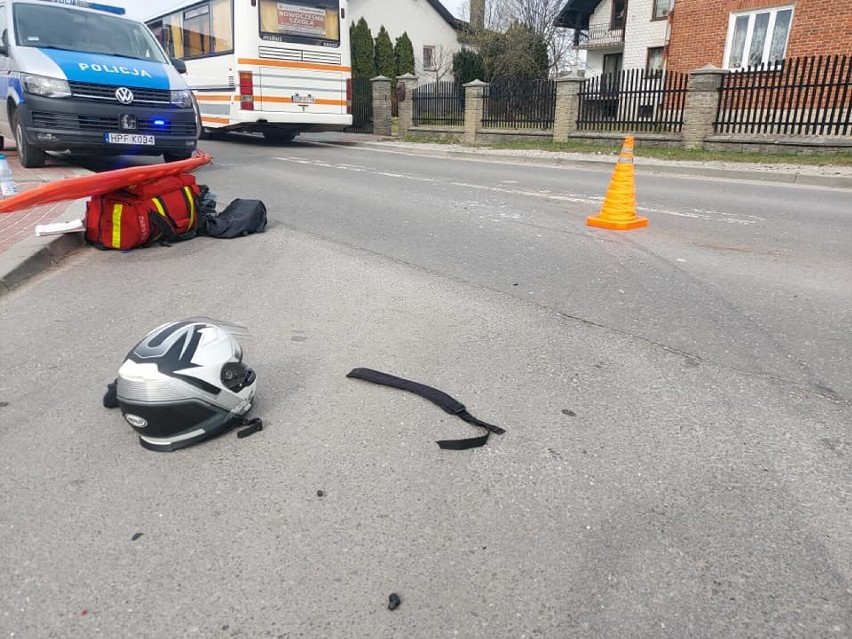 Wypadek motocyklisty w Parczówku. 17-letni motocyklista w szpitalu w Kielcach [ZDJĘCIA]