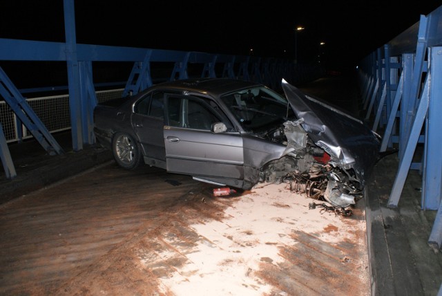 W poniedziałek około godziny 22:15 na tzw. małym moście w Obornikach doszło do niebezpiecznego zdarzenia drogowego. Kierowca samochodu marki BMW uderzył w barierki ochronne.

Zobacz więcej:  Uciekali przed policją, rozbili się na małym moście [ZDJĘCIA]