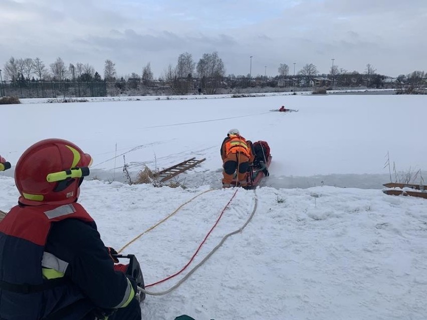 Ćwiczenia staszowskich strażaków na zalewnie nad Czarną. Uczyli się, jak udzielić pomocy osobom poszkodowanym w wyniku załamania się lodu