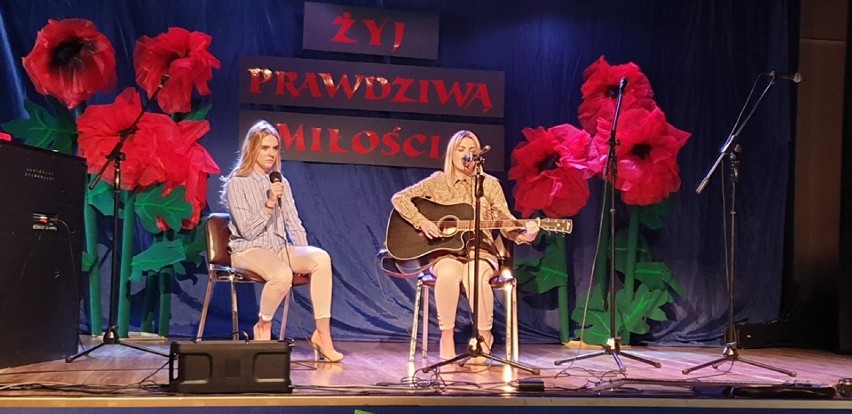 Żyj prawdziwą miłością - koncert charytatywny Szkolnego Koła Caritas w Sulikowie [ZDJĘCIA]