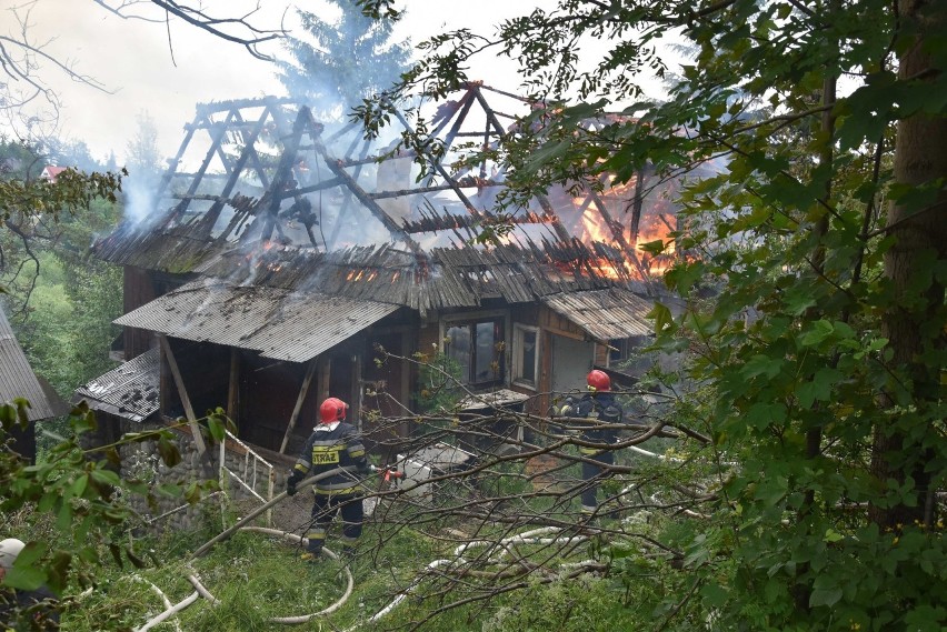 Zakopane. Pożar drewnianego domu na Kozińcu [ZDJĘCIA]