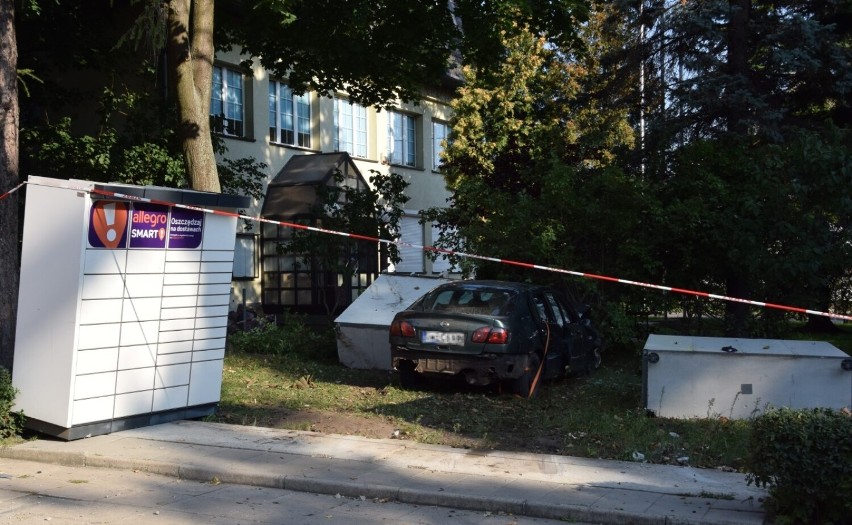 Groźny wypadek w Pruszczu Gdańskim [11.09.21]. Wjechała w paczkomat, wcześniej przejechała drzewo |ZDJĘCIA