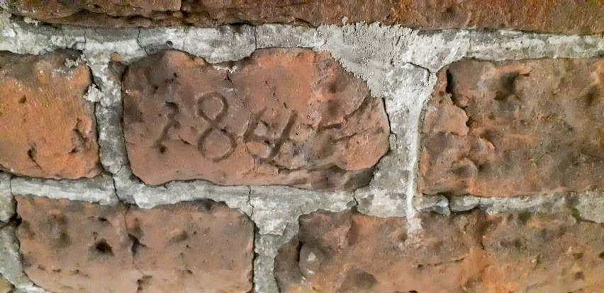 "Graffiti" z XVIII i XIX wieku na ścianie Wielkiego Młyna w Gdańsku. Skąd się tu wzięły te napisy? Kto jest ich autorem? Zobaczcie zdjęcia