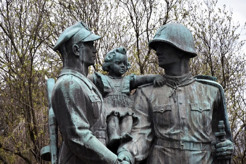 Pomnik z radzieckim żołnierzem czeka na marszałka Rokossowskiego w Legnicy [ZDJĘCIA]