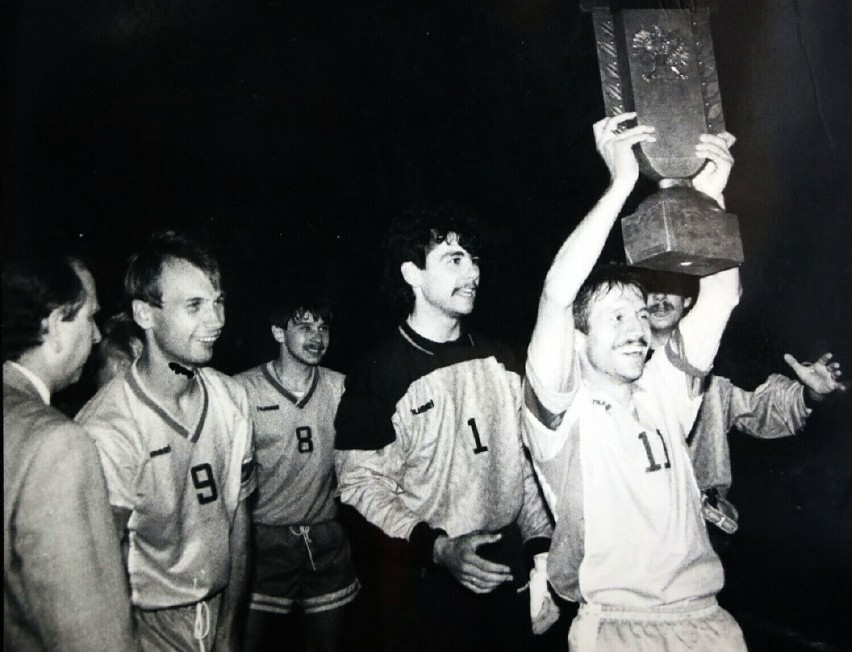 Miedź Legnica zdobywa Puchar Polski w 1992 roku. To z...