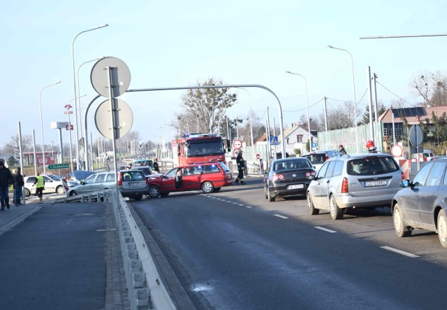 Skrzyżowanie DK 22 z ulicą Wałową i drogą do Grobelna. To zdarzenie ostatecznie zakwalifikowano jako kolizję drogową.