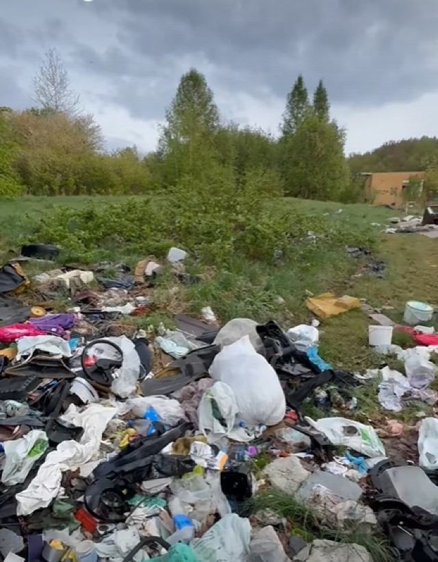 Gdyby nie szybka reakcja na film HRejtrów, nielegalne wysypisko śmieci w Bukowcu odstraszyłoby wypoczywających podczas majówki