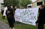 Kraków: protest obrońców praw zwierząt przed cyrkiem Zalewski [ZDJĘCIA]