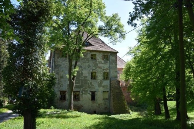 - Broniszów stanowi istotną atrakcję turystyczną w skali przynajmniej regionu - podkreśla dr Cezary Lusiński, właściciel zamku. O klimacie wsi świadczy też aleja lipowa, która prowadzi do zamku