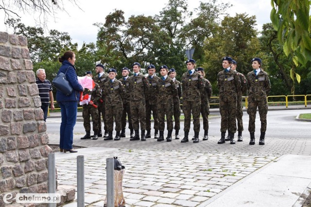 W chełmińskiej szkole, w ramach projektu LOWE, odbywają się nieodpłatne kursy m.in. dla uczniów najstarszych klas. Na zdjęciu: uczniowie kl. III podczas Marszu Pamięci