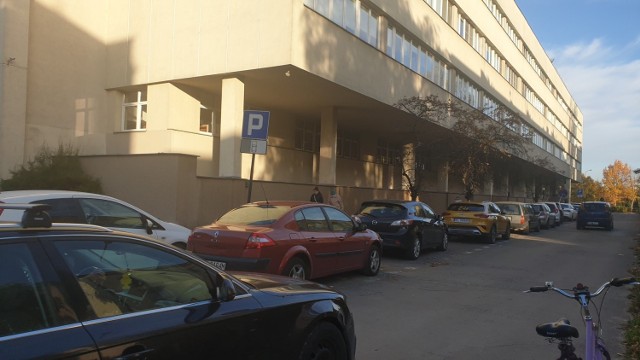 Przed szpitalami w Łodzi i regionie trudno jest znaleźć wolne miejsce parkingowe, zwłaszcza jeśli jest za darmo. Pacjenci krążą po okolicy albo stają nieprawidłowo.

CZYTAJ DALEJ>>>
.