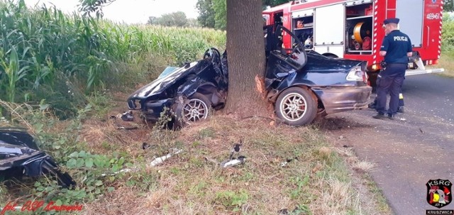 Jak już informowaliśmy, w poniedziałkowe popołudnie w miejscowości Sukowy (gmina Kruszwica) doszło do bardzo groźnego wypadku. Samoch&oacute;d marki BMW wręcz owinął się wok&oacute;ł drzewa. 

- Po dotarciu na miejsce zdarzenia i szybkim rozpoznaniu ustalono, iż samochodem podr&oacute;żowały dwie osoby i są uwięzione w aucie. Niezwłocznie przystąpiliśmy do uwalniania os&oacute;b z pojazdu za pomocą narzędzi hydraulicznych. Po uwolnieniu z pojazdu, dw&oacute;ch mężczyzn przekazaliśmy przybyłym na miejsce Zespołom Ratownictwa Medycznego - relacjonują strażacy z OSP Kruszwica. 

Na miejsce wezwane został dwa śmigłowice Lotniczego Pogotowia Ratunkowego z Bydgoszczy i Poznania.

 - Po udzieleniu na miejscu pomocy medycznej poszkodowani w ciężkim stanie zostali przetransportowani przez śmigłowce do szpitali - dodają strażacy.