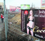 Zerwała plakat klubu go-go, by zrobić przed mszą dobry uczynek