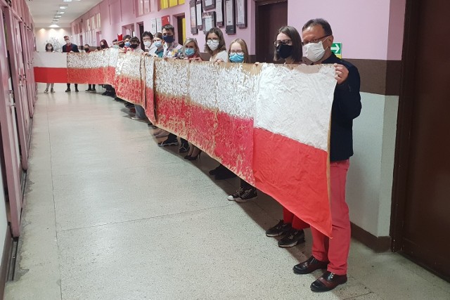 W Łodzi uczniowie II Liceum Ogólnokształcącego w środę (10 listopada) przygotowali biało-czerwoną flagę, malując ją odbiciami własnych dłoni. To najbardziej spektakularna część akcji pt. "Dwójka dla Niepodległej" z okazji Narodowego Święta Niepodległości 2021.