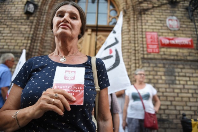 We wtorek 24 lipca o godz. 19:00 na ul. Piekary odbyła się kolejna manifestacja KOD w obronie sądów. Oto fotorelacja z tego wydarzenia.

Zobacz także: Kolejny pożar w zakładzie Ekochem w Głogowie. Pogorzelisko znów zajęło się ogniem [ZDJĘCIA]

Uczestnicy protestu wzywali Senat RP do odrzucenia przyjętej przez Sem RP w dniu 20 lipca ustawy, która ma między innymi niszczyć niezależność Sądu Najwyższego. 

Zobacz także: Protest przeciwko łamaniu praworządności w Polsce [ZDJĘCIA]

Manifestacja Komitetu Obrony Demokracji w Toruniu [ZDJĘCIA]