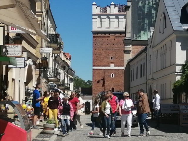 Przed nami kolejny, turystyczny weekend w Sandomierzu. W sobotnie południe turyści powoli zjeżdżali do Królewskiego Miasta.


Korzystając ze słonecznej pogody przyjezdni przemierzali urokliwe zakątki Sandomierza z Małym Rynkiem  i pobliskimi zakątkami. Na Starówce pojawiły się już zorganizowane grupy turystyczne, które na trasie zwiedzania mieli także dziedziniec Zamku Królewskiego, na którym rozłożyli się uczestnicy pleneru malarskiego z Łodzi. 

 
Nad nadwiślańskim bulwarze turyści mogą płynąć statkami Wisłą lub skorzystać z małej infrastruktury  w porcie rzecznym. Do poznania najbliższej okolicy zaprasza turystów stacjonująca nad Wisłą  grupa Sandomierska Grupa Terenowa.   

Sandomierscy pikinierzy ćwiczyli przed Urzędem Miasta Sandomierza, wzbudzając zainteresowanie turystów.  Na płycie Rynku turystów wita rycerstwo. 

Kolejka do Centrum Informacji Turystycznej świadczy o tym, że turyści nie zapomnieli o Sandomierzu.
   

>>> ZOBACZ WIĘCEJ NA KOLEJNYCH ZDJĘCIACH 