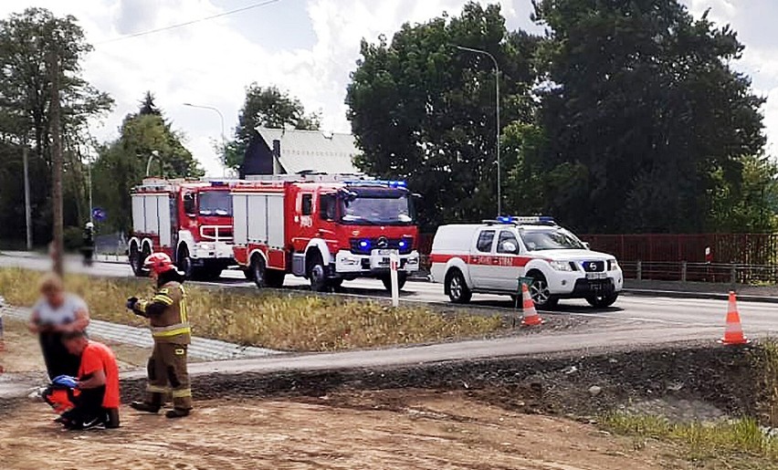 Walec drogowy wywrócił się nad Jeziorem Rożnowskim. Ranny operator w szpitalu