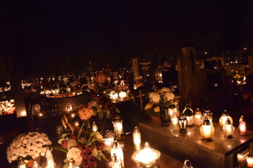 Stary cmentarz w Zduńskiej Woli 1 listopada 2019. Nocne zdjęcia 
