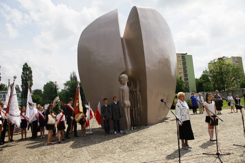 Spotkanie Pokoleń pod Pomnikiem Martyrologii Dzieci w Łodzi [ZDJĘCIA]