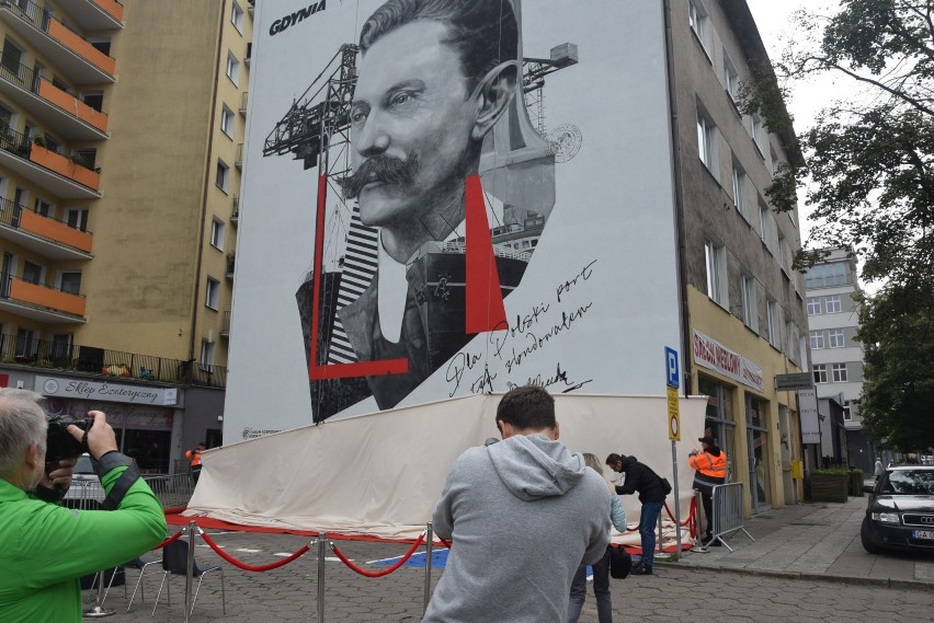 Najpierw pomnik, teraz mural Tadeusza Wendy w Gdyni. Legendarny inżynier doceniony. "Serce się cieszy". [23.09.2021]