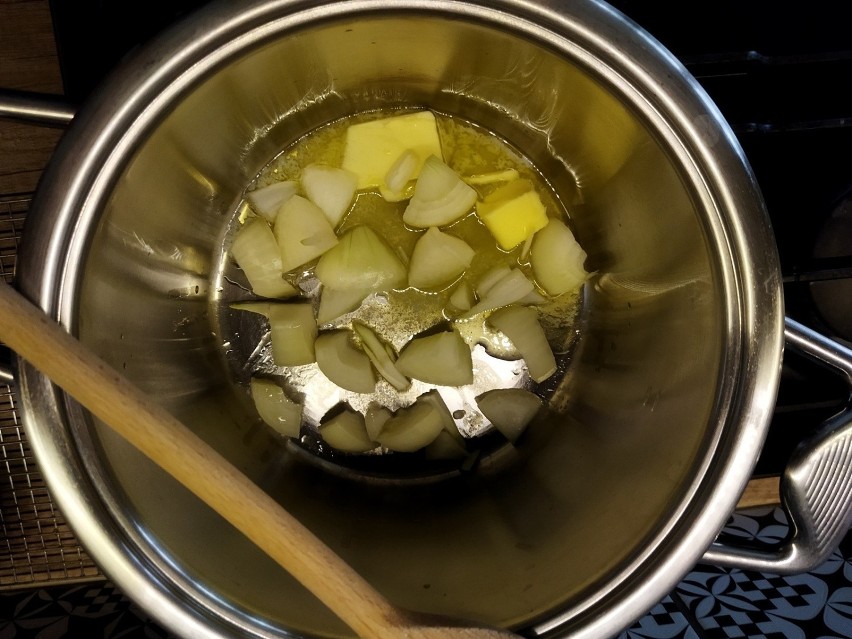 Następnie rozpuść masło w garnku. Wrzuć cebulę i podsmażaj...