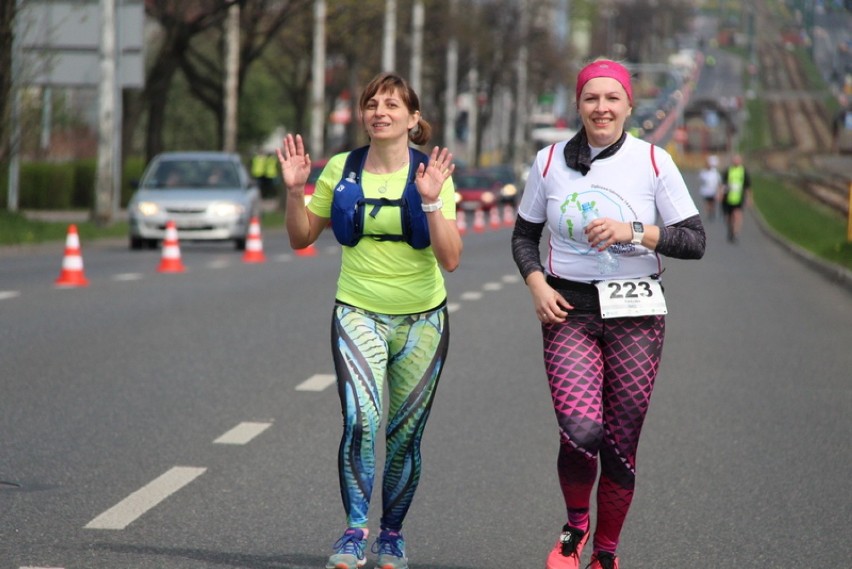 Półmaraton Dąbrowski 2019: prawie 1250 biegaczy na trasie