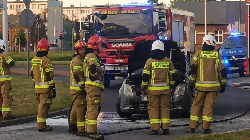 Pożar samochodu przy Galerii Amber w Kaliszu. ZDJĘCIA