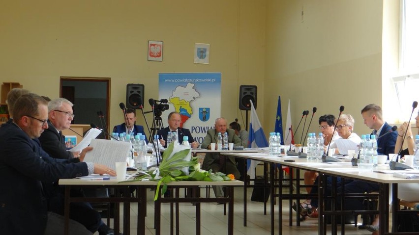 Sesja rady powiatu zduńskowolskiego. Obniżka pensji starosty
