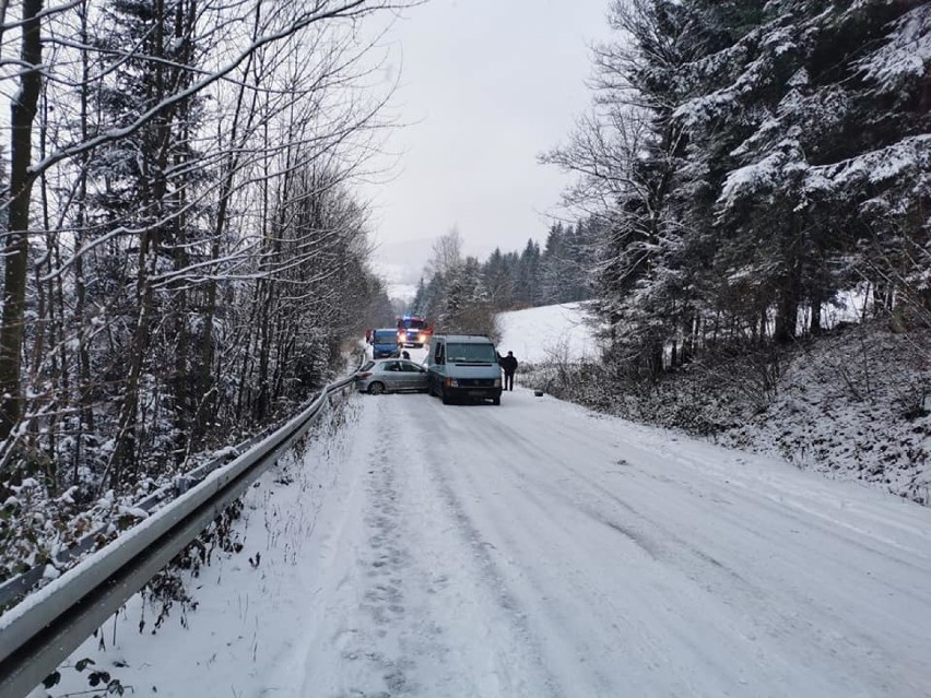 Pierwsze opady śniegu i liczne wypadki na drogach w powiecie limanowskim. Są poszkodowani. 