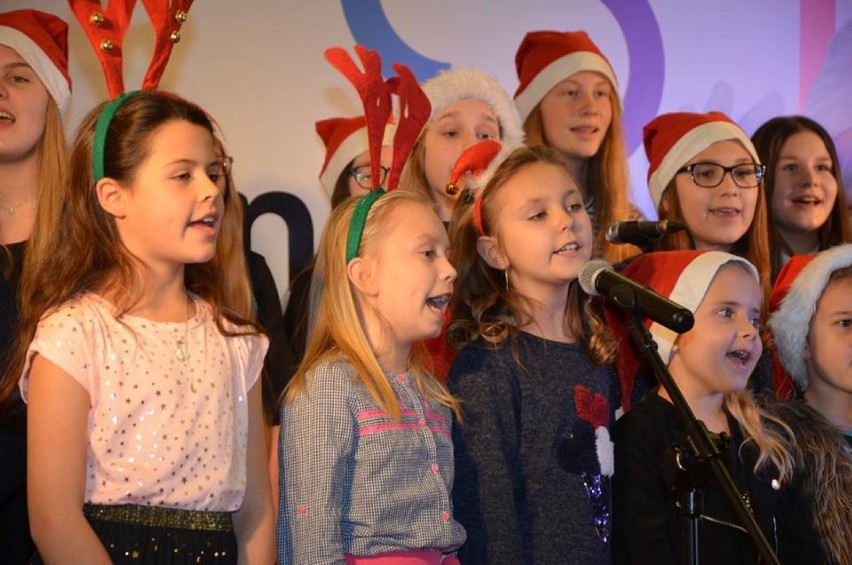 Świąteczne śpiewanie i warsztaty z MOPT oraz uczniami ZSM. Nagrali wspólnie płytę z kolędami [ZDJĘCIA]
