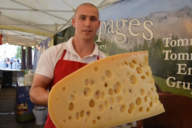 U Andrzeja Cisińskiego można kupić emmental, słodki ser z krowiego mleka z Francji. Ta ćwiartka sera waży... 20 kilogramów.