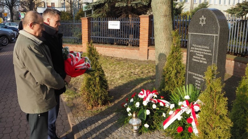 Radomsko: Władze powiatu upamiętniły 75. rocznicę wyzwolenia obozu Auschwitz-Birkenau