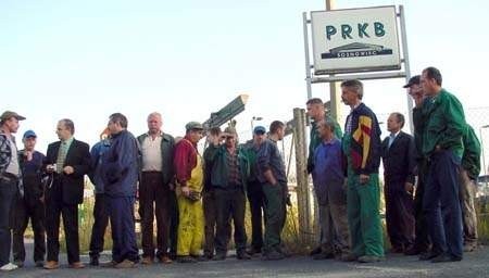 Pracownicy sosnowieckiego PRKB na próżno czekają przed bramą zakładu na jakąkolwiek robotę. Fot. Krzysztof Dulko