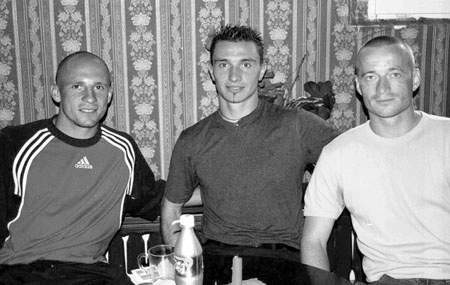 Wojtek Górski (pierwszy z prawej), Marek Saganowski (obecnie w Legii Warszawa) oraz popularny Rocky (obecnie zawodnik Dyskobolii Groclin Grodzisk Mazowiecki).  IZA SALAMON