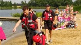 Sobotnie pokazy strażaków i ratowników WOPR na plaży w Gołanicach. Ratownicy tłumaczyli jak bezpiecznie wypoczywać nad wodą (ZDJĘCIA)
