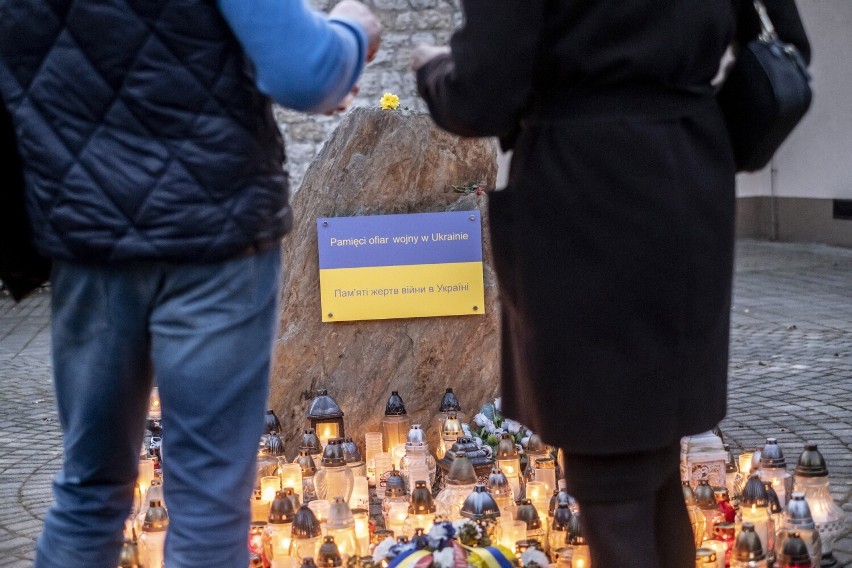 Głazy z flagą Ukrainy stanęły na dwóch cmentarzach w...