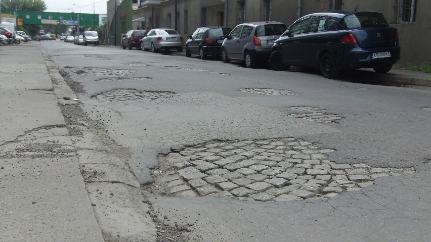 Kraków: droga do MOCAK-u i Fabryki Schindlera w opłakanym stanie [ZDJĘCIA, VIDEO]