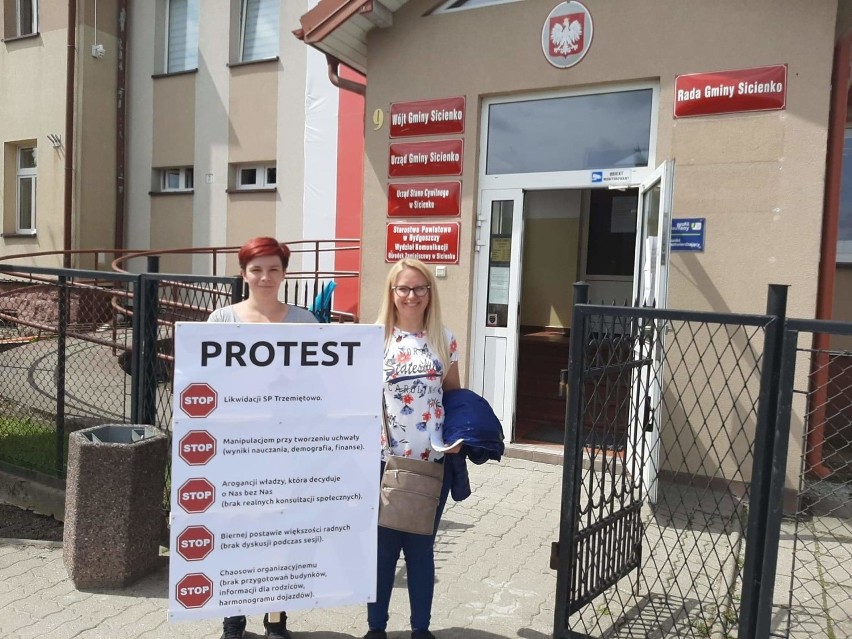 Przed Urzędem Gminy w Sicienku protestują: Natalia Bielawska...