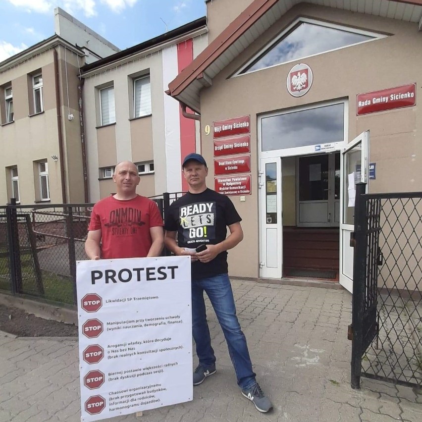 Przed Urzędem Gminy w Sicienku protestują: Grzegorz Radzik i...