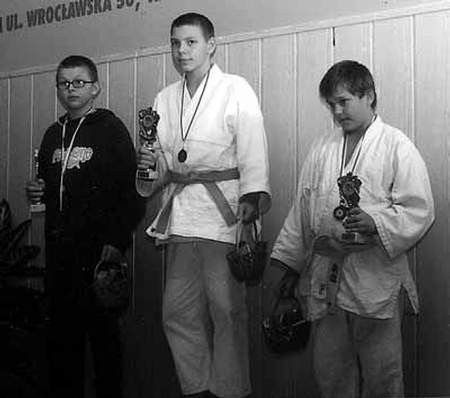 Na zdjęciu zwycięzcy w kategorii do 60 kg (od lewej): Dawid Kaczkowski (MOSiR Cieszyn), Piotr Szarek (UKS ,16&quot;) i Dariusz Jarmuszko (LKS Piast Simoradz).