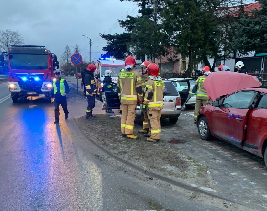 Wypadek na DK 42 w Działoszynie. Dwie kobiety trafiły do szpitala