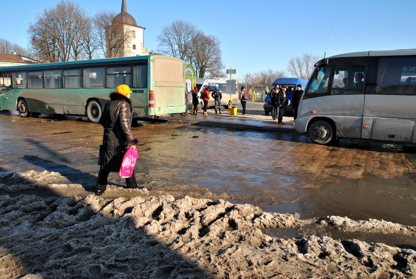 Zima w Lublinie: Z dachów spadają zaspy śniegu