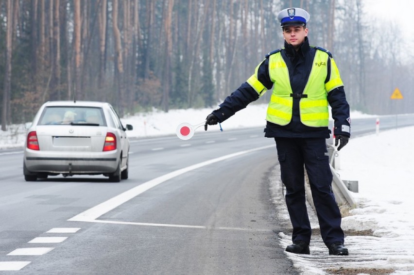 Właściciele budynków muszą usuwać z dachów śnieg i sople - przypomina lubliniecka policja. Zapowiada też kontrole w czasie ferii ZDJĘCIA